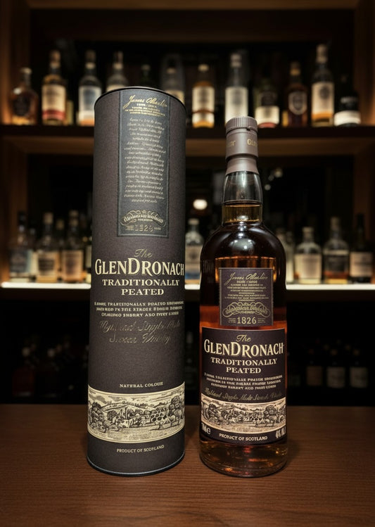 GlenDronach Traditionally Peated Single Malt Scotch Whisky 0.7L in einer dunklen Flasche mit passender Röhre, traditionell getorft, Sherry-Fass.