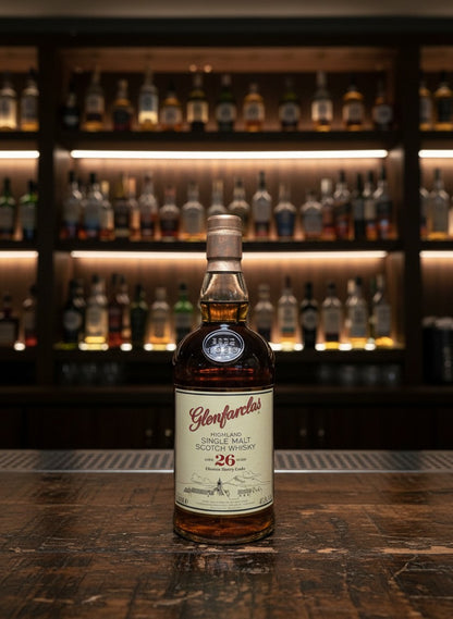 Glenfarclas 26 Jahre Oloroso Sherry Cask Highland Single Malt Scotch Whisky in Glasflasche, bernsteinfarben.