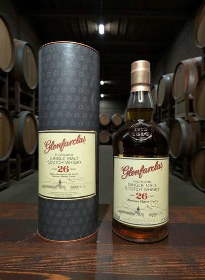 Glenfarclas 26 Jahre Oloroso Sherry Cask Single Malt Scotch Whisky in Geschenkbox. Dunkelbraune Flasche mit hellem Etikett.