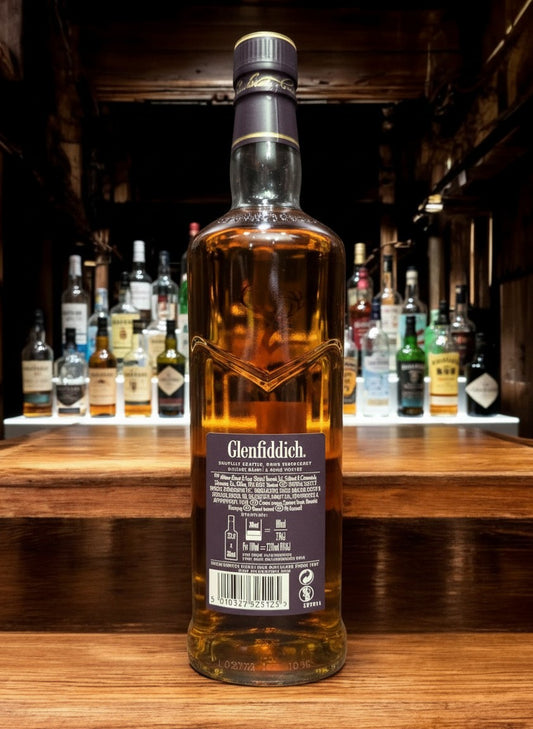 Glenfiddich 15 Jahre Solera Reserve Speyside Single Malt Scotch Whisky in 0.7L Flasche, bernsteinfarben, mit Noten von Honig und Gewürzen.