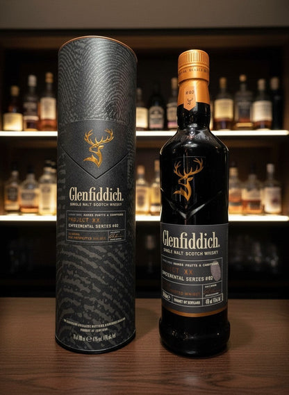 Glenfiddich Experimental Series Project XX Single Malt Scotch Whisky in schwarzer Flasche mit goldener Hirsch-Silhouette und passender Geschenkverpackung.