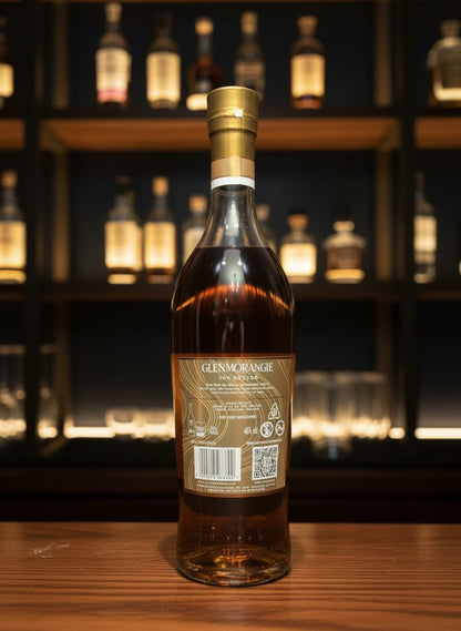 Glenmorangie 16 Years The Nectar Single Malt Scotch Whisky in einer Glasflasche mit goldenem Etikett und Verschluss.