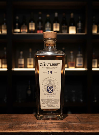 Glenturret 15 Years 2025 Highland Single Malt Scotch Whisky in Glasflasche mit Holzkorken. Terracotta-Bernstein Farbe.