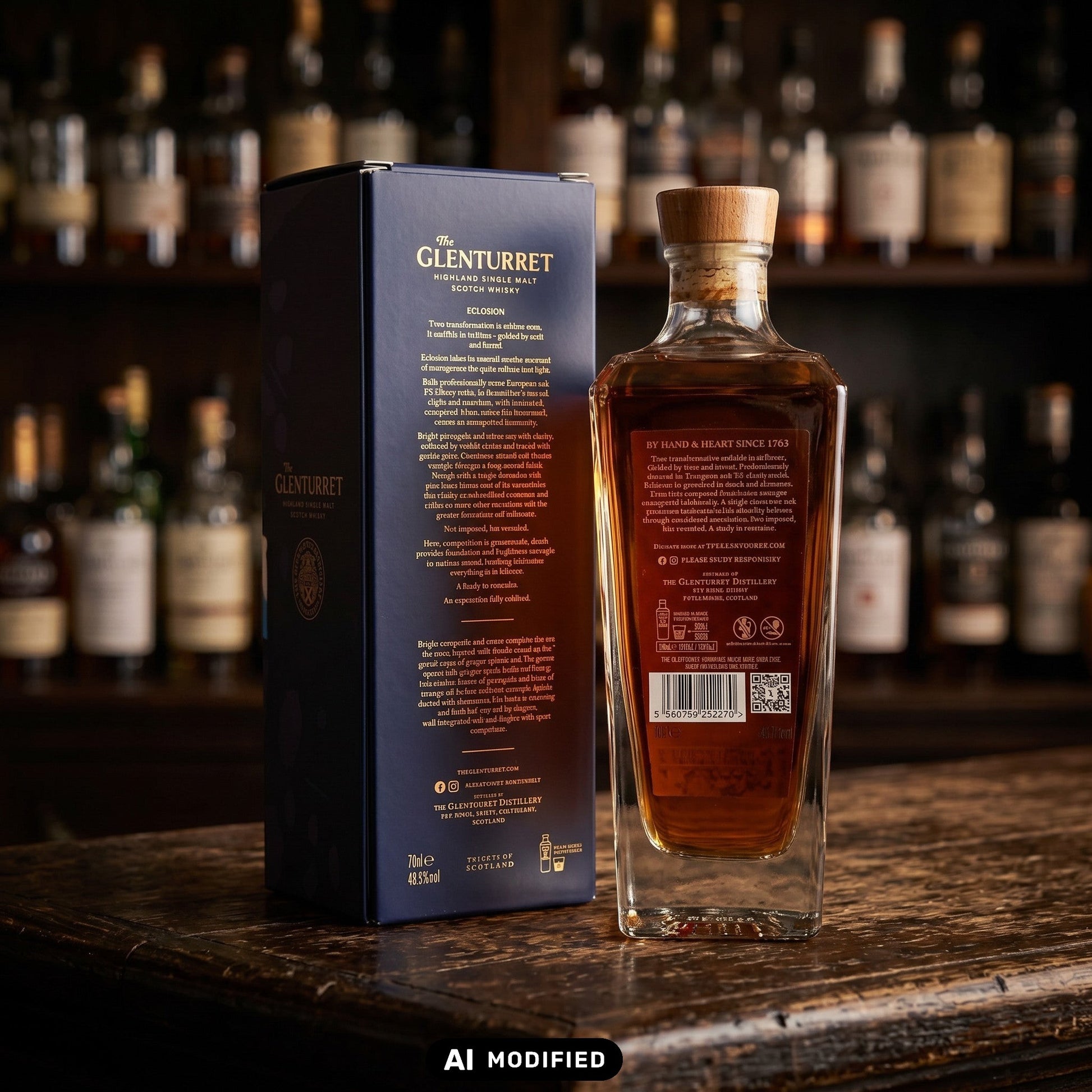 Whiskyquartier Glenturret Eclosion Highland Single Malt Whisky Flasche mit dunkelblauer Verpackung auf Holztisch