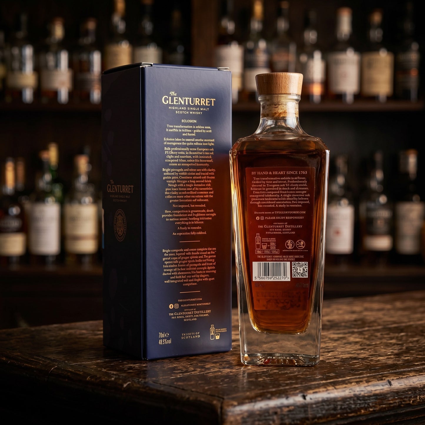 Whiskyquartier Glenturret Eclosion Highland Single Malt Whisky Flasche mit dunkelblauer Verpackung auf Holztisch