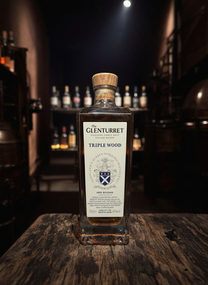 Glenturret Triple Wood 2025 Highland Single Malt Scotch Whisky in einer Glasflasche mit Holzkorken. Whiskyquartier.