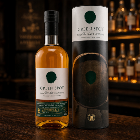 Green Spot Single Pot Still Irish Whiskey Flasche mit Geschenkverpackung auf einem Holztisch