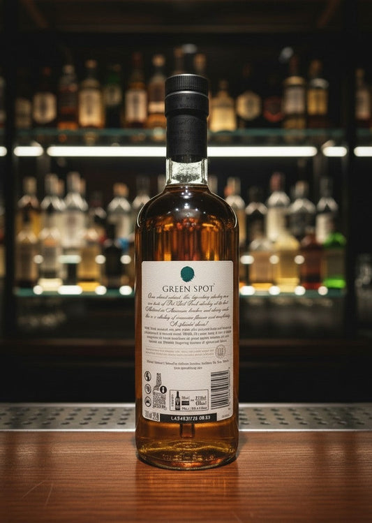 Whiskyquartier Green Spot Single Pot Still Irish Whiskey 0,7L Flasche mit bernsteinfarbener Flüssigkeit, traditionell und fruchtig.