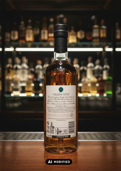 Whiskyquartier Green Spot Single Pot Still Irish Whiskey 0,7L Flasche mit bernsteinfarbener Flüssigkeit, traditionell und fruchtig.
