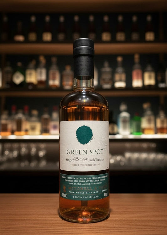 Whiskyquartier Green Spot Single Pot Still Irish Whiskey 0,7L Flasche mit bernsteinfarbener Flüssigkeit