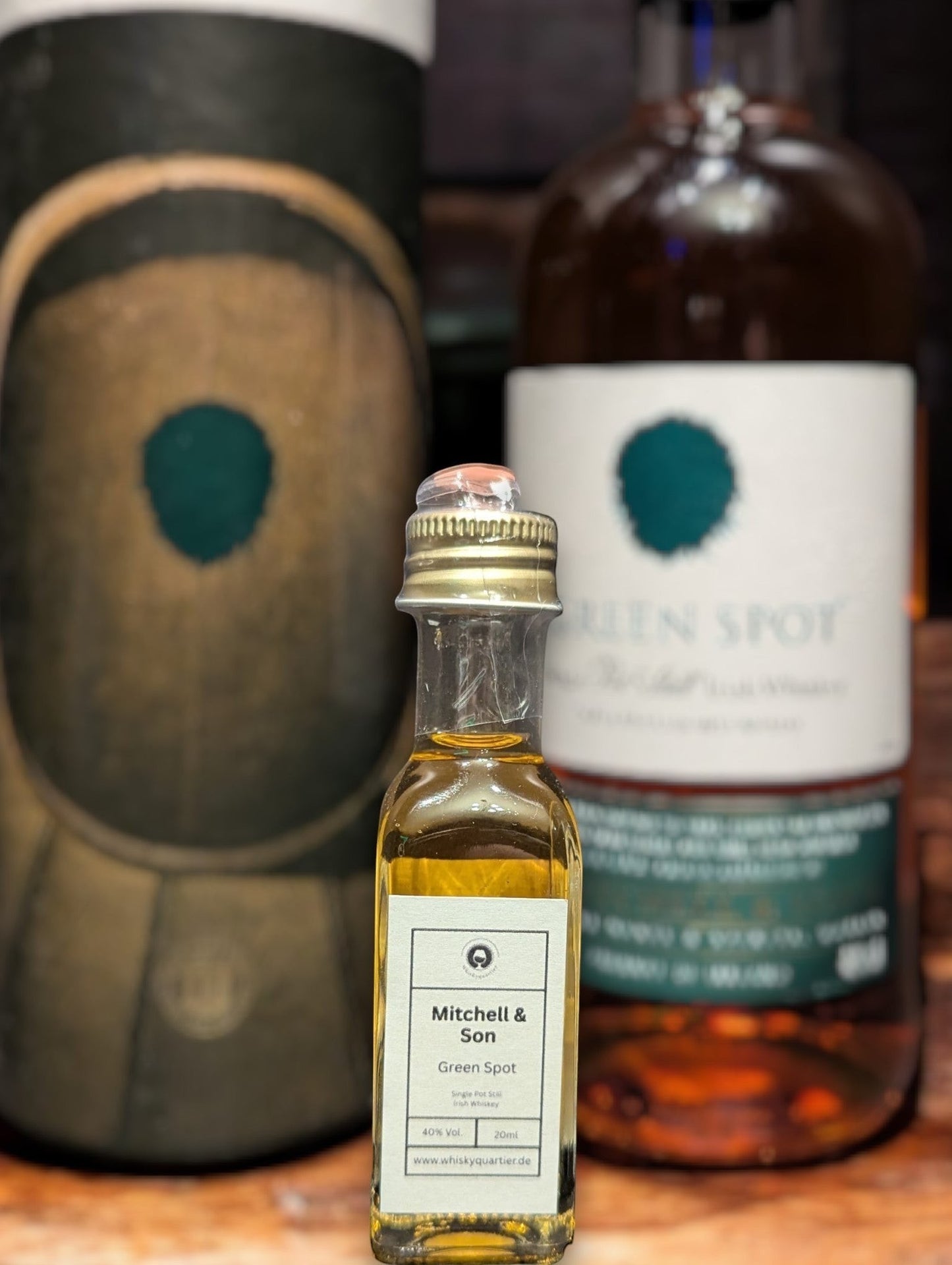 Whiskyquartier Green Spot Single Pot Still Irish Whiskey 0,7L in einer kleinen Probierflasche, goldene Flüssigkeit, traditionell.