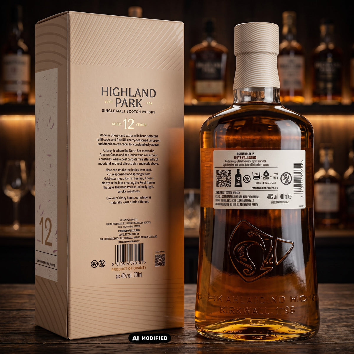Whiskyquartier Highland Park 12 Jahre Single Malt Scotch Whisky Flasche mit Verpackung auf einem Holztisch