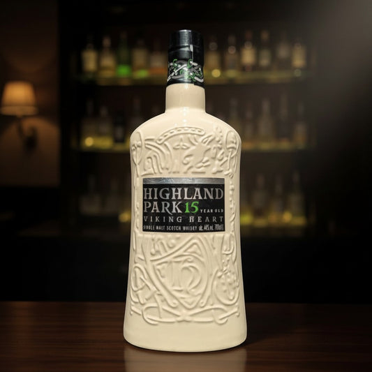 Highland Park 15 Jahre Viking Heart Single Malt Scotch Whisky in cremefarbener Keramikflasche mit Wikinger-Motiven, 0,7L