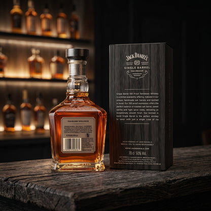 Whiskyquartier Jack Daniels Single Barrel 100 Proof Tennessee Whiskey Flasche mit Geschenkverpackung auf Holztisch