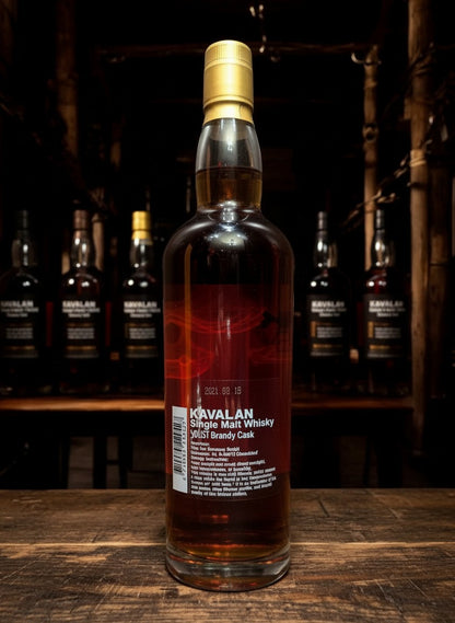 Whiskyquartier Kavalan Solist Brandy Cask Single Malt Whisky in dunklem Bernsteinton, gereift in Brandyfässern.