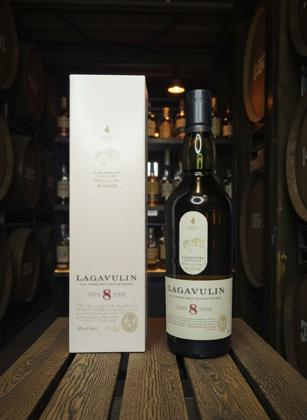 Lagavulin 8 Years Old Islay Single Malt Scotch Whisky in einer Geschenkverpackung von Whiskyquartier