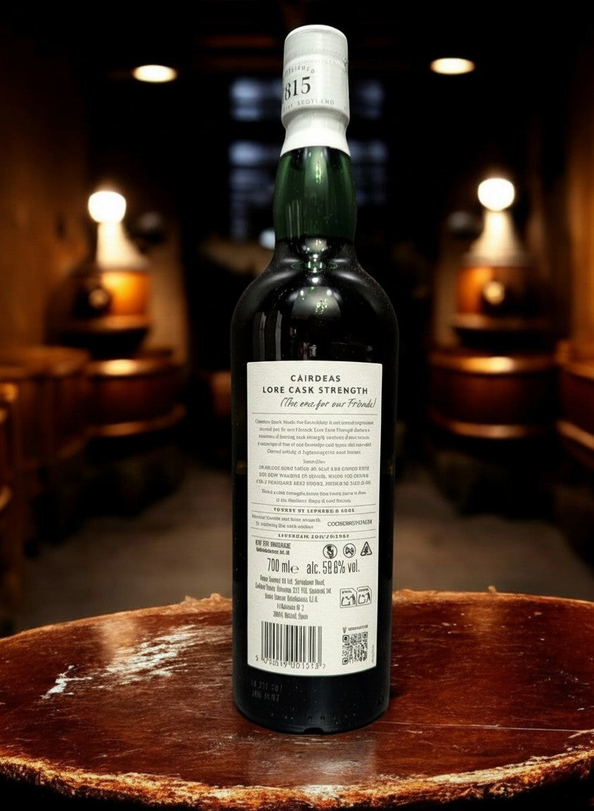 Whiskyquartier Laphroaig Càirdeas 2025 Lore Cask Strength 0.7L Flasche mit tiefem Mahagoni und goldenen Reflexen, Fassstärke, limitierte Edition.