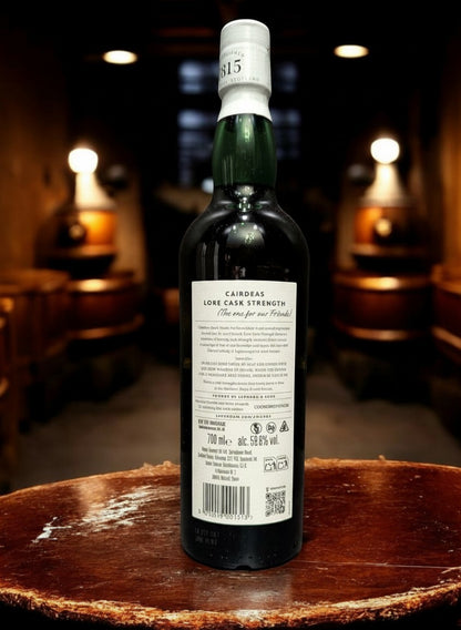 Whiskyquartier Laphroaig Càirdeas 2025 Lore Cask Strength 0.7L Flasche mit tiefem Mahagoni und goldenen Reflexen, Fassstärke, limitierte Edition.