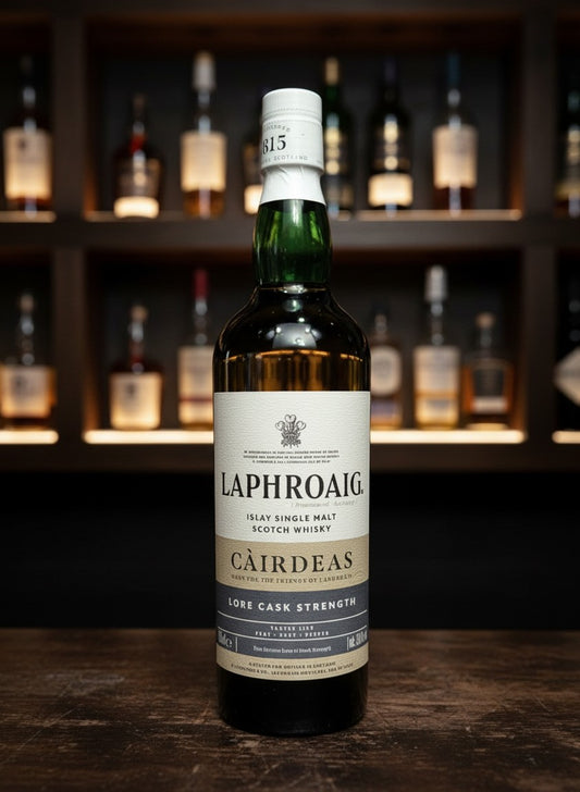 Laphroaig Càirdeas 2025 Lore Cask Strength Islay Single Malt Scotch Whisky 0.7L in dunklem Glas mit grünem Halsband.
