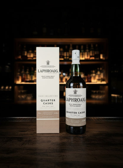 Laphroaig Quarter Cask Islay Single Malt Scotch Whisky 0.7L in einer Flasche und Karton, warmes Gold, rauchig, süß und salzig.