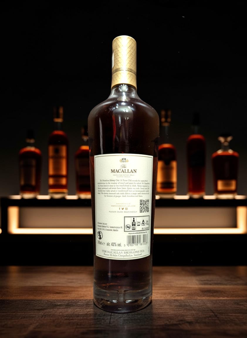 Whiskyquartier: Macallan 18 Years Sherry Oak 2023 Release, 0,7L, bernsteinfarbene Flüssigkeit in Glasflasche mit goldenem Etikett und Verschluss.