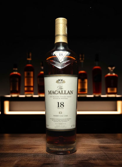 Macallan 18 Years Sherry Oak Cask 2023 Release Single Malt Scotch Whisky in einer Glasflasche mit hellem Mahagonifarbton.
