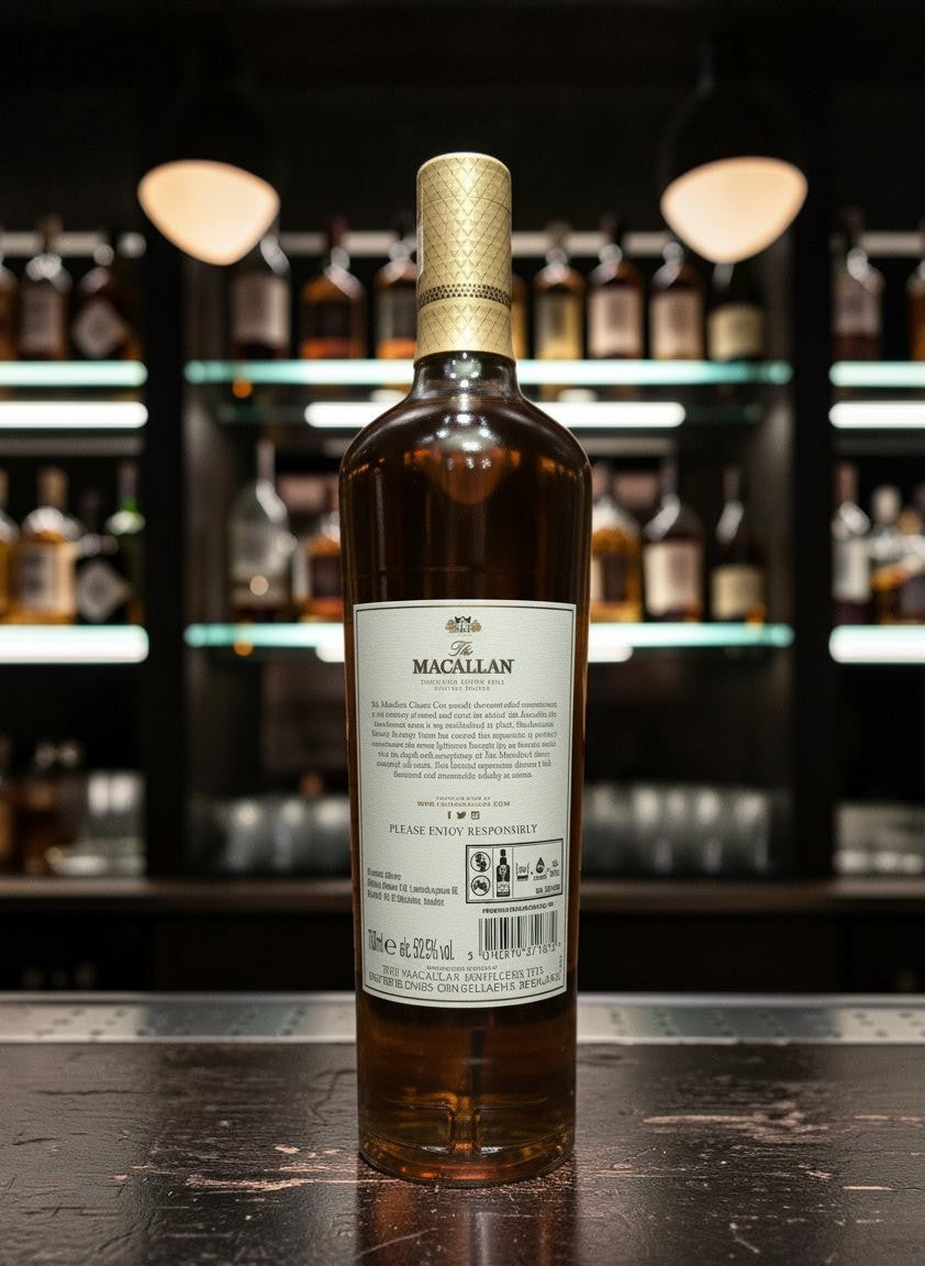 Whiskyquartier Macallan Classic Cut 2022 Single Malt Scotch Whisky in Glasflasche, 0,7L, goldener Verschluss, bernsteinfarbener Inhalt.