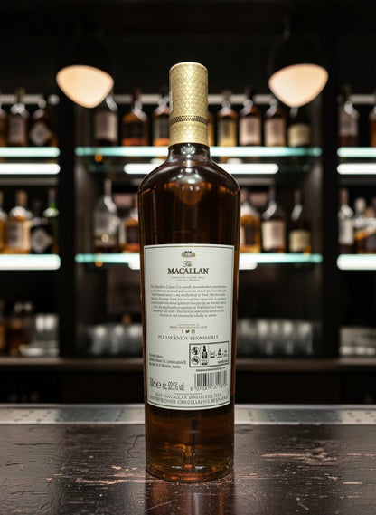 Whiskyquartier Macallan Classic Cut 2022 Single Malt Scotch Whisky in Glasflasche, 0,7L, goldener Verschluss, bernsteinfarbener Inhalt.