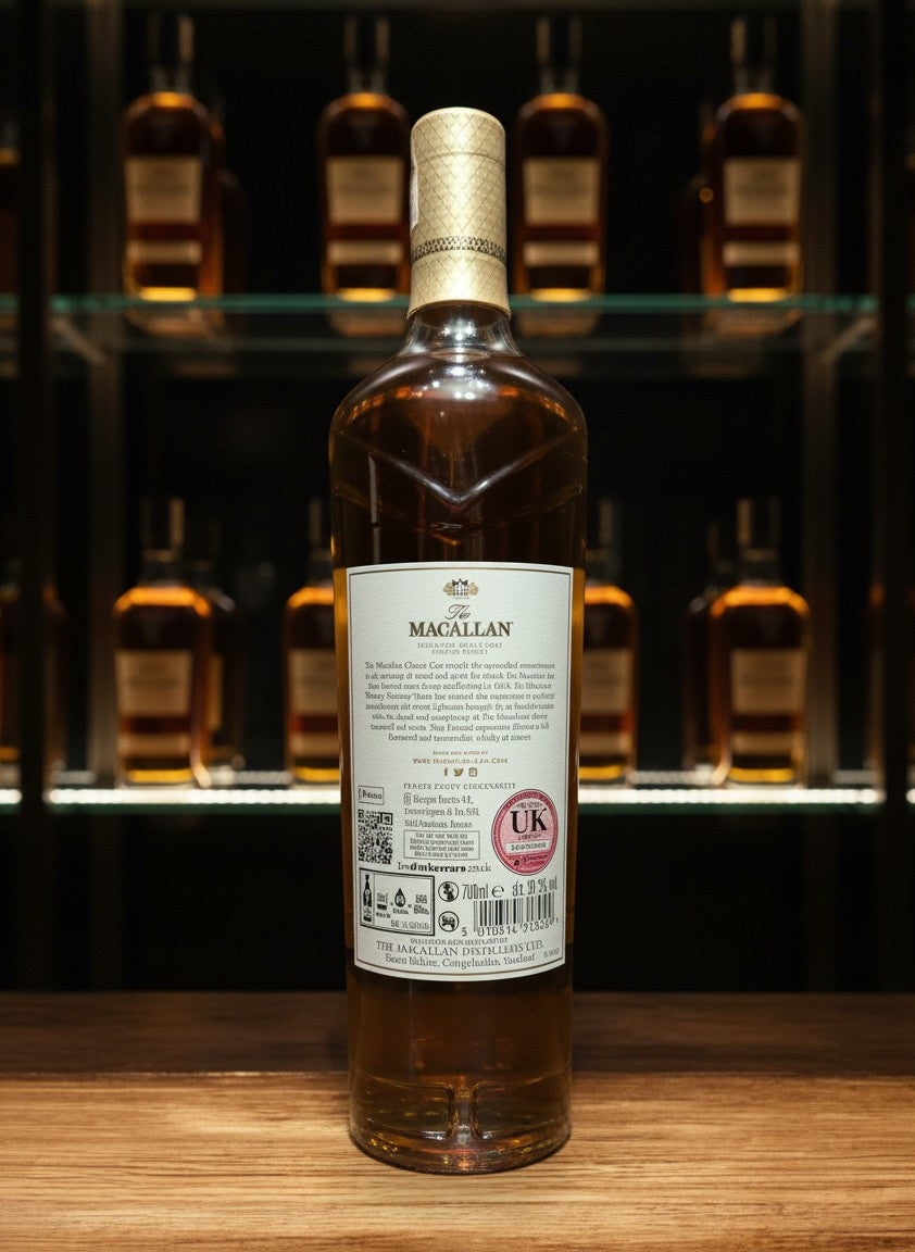 Whiskyquartier Macallan Classic Cut 2023 Single Malt Scotch Whisky 0.7L in Glasflasche mit goldenem Etikett und Verschluss.