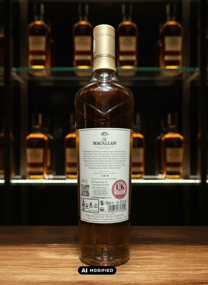 Whiskyquartier Macallan Classic Cut 2023 Single Malt Scotch Whisky 0.7L in Glasflasche mit goldenem Etikett und Verschluss.