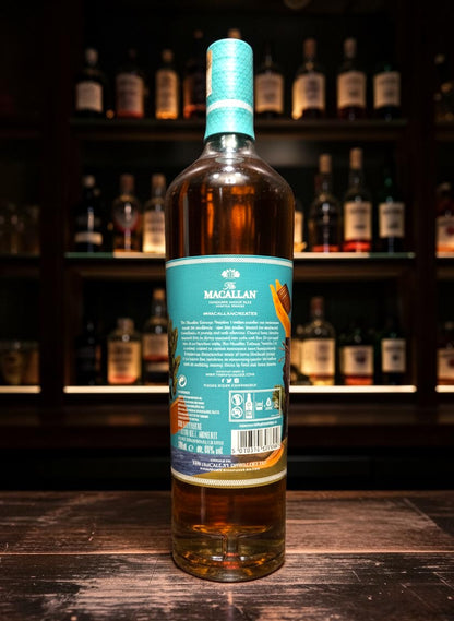Macallan Concept No. 1 Single Malt Scotch Whisky 0,7L in einer Flasche mit türkisfarbenem Etikett und Verschluss.