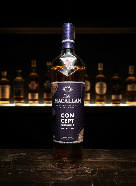 Whiskyquartier: The Macallan Concept No. 2 Highland Single Malt Scotch Whisky 0,7L Flasche mit lila Etikett und Noten von Früchten und Holz.