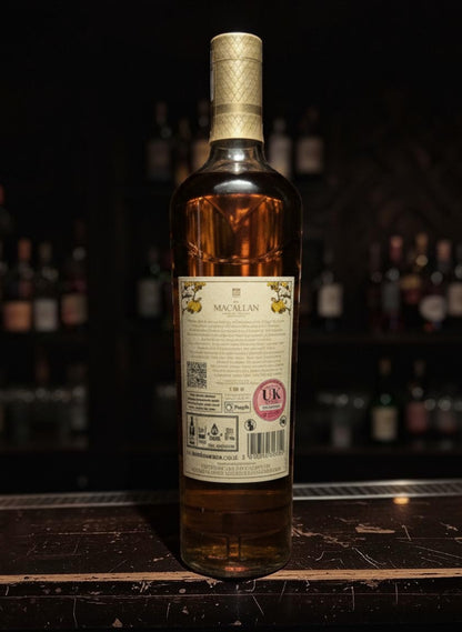 Whiskyflasche Macallan Harmony Collection Vibrant Oak 0,7L mit goldenem Etikett und bernsteinfarbener Flüssigkeit.