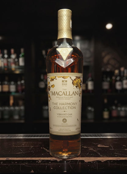 Macallan Harmony Collection Vibrant Oak Single Malt Scotch Whisky in 0,7L Flasche mit goldenem Etikett und Verschluss.