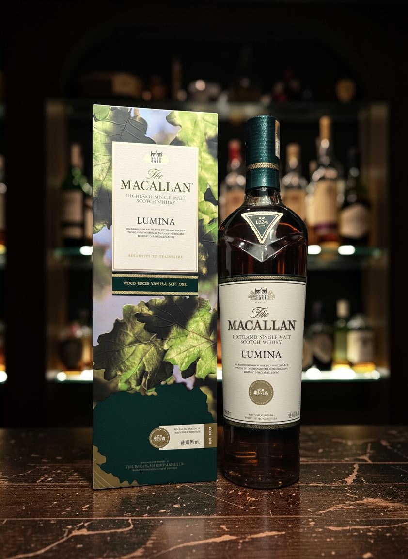 Whiskyquartier: The Macallan Lumina Quest Collection Single Malt Scotch Whisky 0,7L in dunkler Glasflasche mit grüner Kappe und passender Kartonverpackung.