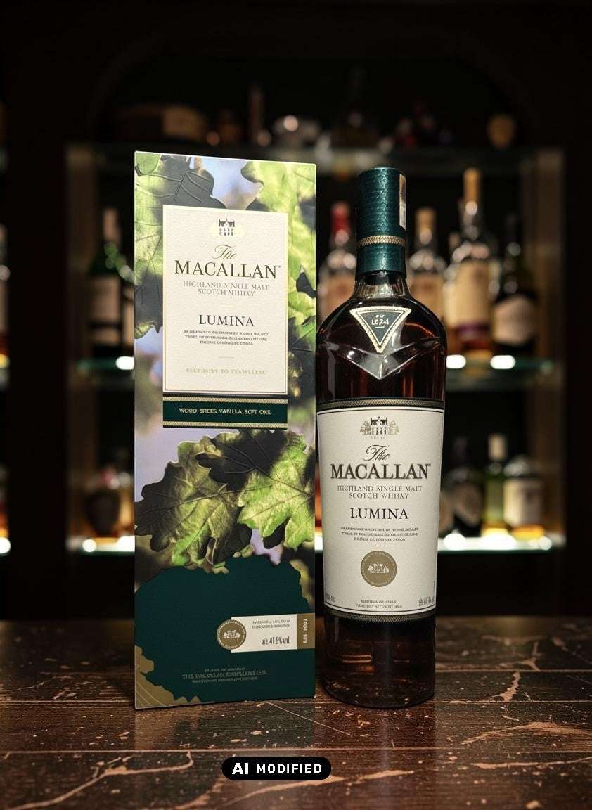 Whiskyquartier: The Macallan Lumina Quest Collection Single Malt Scotch Whisky 0,7L in dunkler Glasflasche mit grüner Kappe und passender Kartonverpackung.