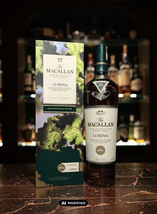 Whiskyquartier: The Macallan Lumina Quest Collection Single Malt Scotch Whisky 0,7L in dunkler Glasflasche mit grüner Kappe und passender Kartonverpackung.