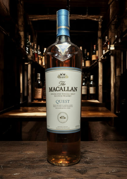 Whiskyquartier: Macallan Quest Collection 1L Single Malt Scotch Whisky in klarer Flasche mit blau-weißem Etikett.