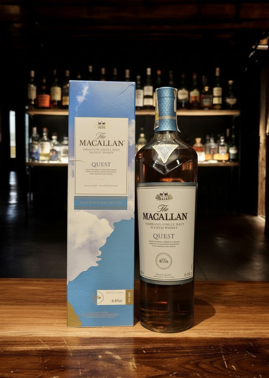Whiskyquartier: The Macallan Quest Collection Single Malt Scotch Whisky 1L Flasche mit passender Geschenkverpackung, bernsteinfarben.