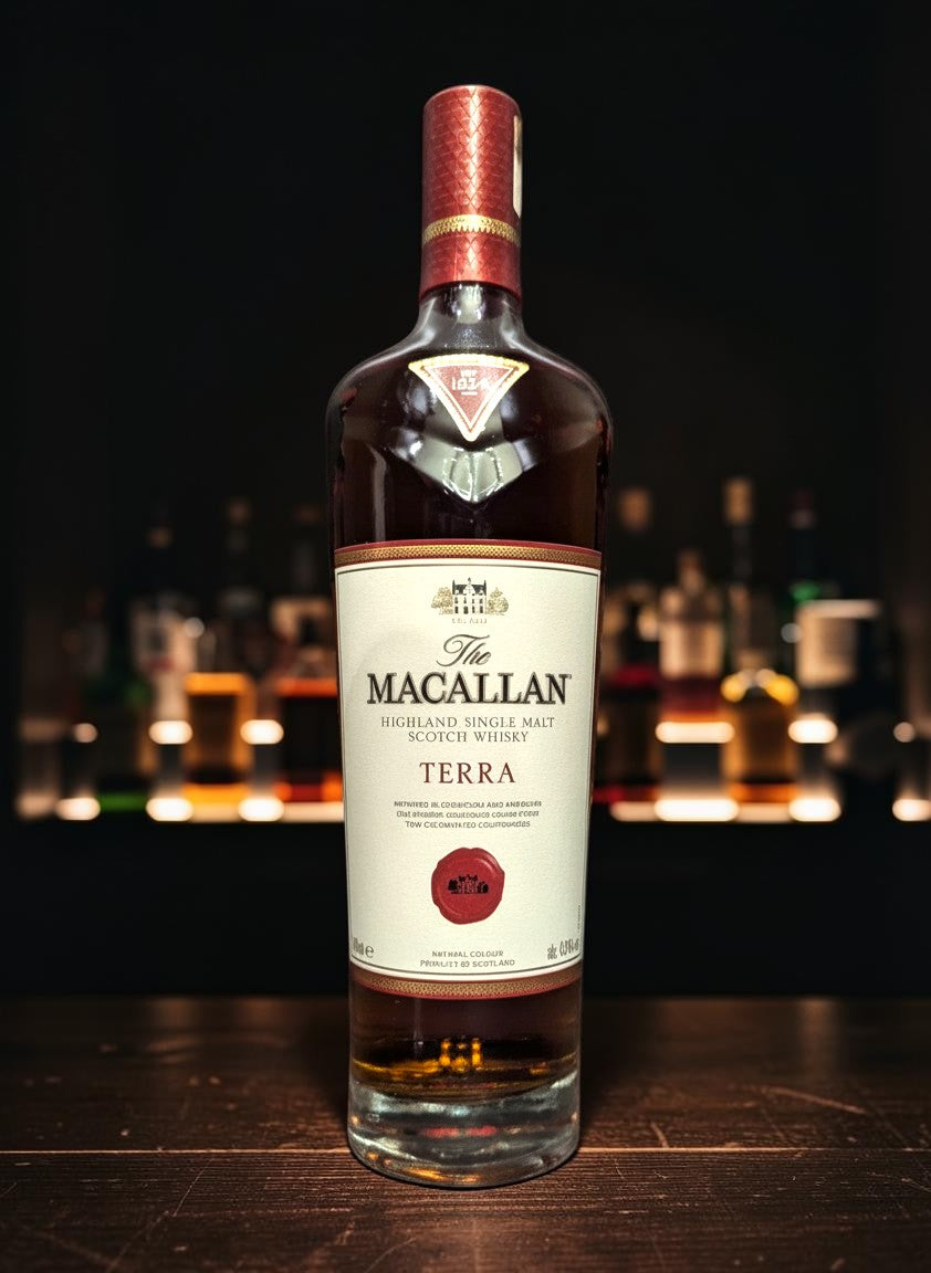 The Macallan Terra Single Malt Scotch Whisky 0,7L in Quest Collection, gereift in Sherry-Fässern, mit Noten von Karamell und Trockenfrüchten.