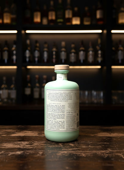 Nc'nean Organic Whiskylikör Quiet Rebels Sarah 0.7L Flasche mit hellem Holzverschluss auf dunklem Holzuntergrund
