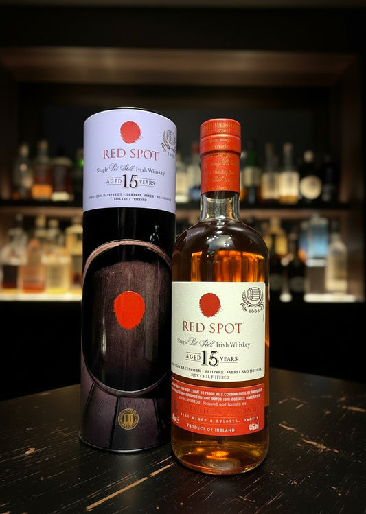 Whiskyquartier Red Spot 15 Jahre alter Single Pot Still Irish Whiskey in bernsteinfarbener Flüssigkeit, 0,7L Flasche mit passender Dose.