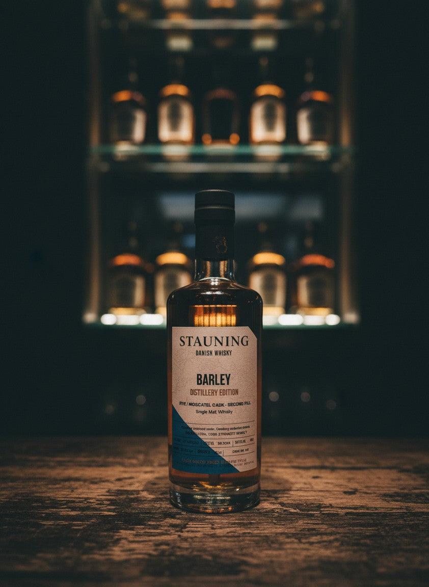 Whiskyquartier Stauning Barley Distillery Edition Rye/Moscatel Cask Second Fill Single Malt Whisky in 0,35L Flasche auf Sand mit Strandhafer