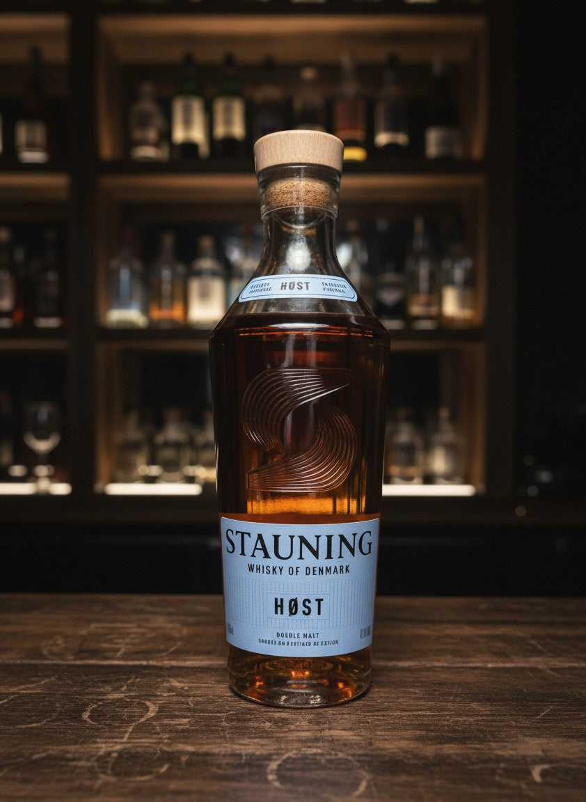 Whiskyquartier Stauning HØST 20th Anniversary Edition Blended Malt Whisky in 0.7L Flasche mit nordischem Design.