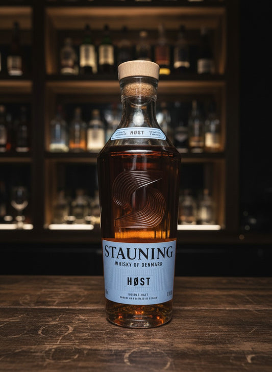 Whiskyquartier Stauning HØST 20th Anniversary Edition Blended Malt Whisky in 0.7L Flasche mit nordischem Design.