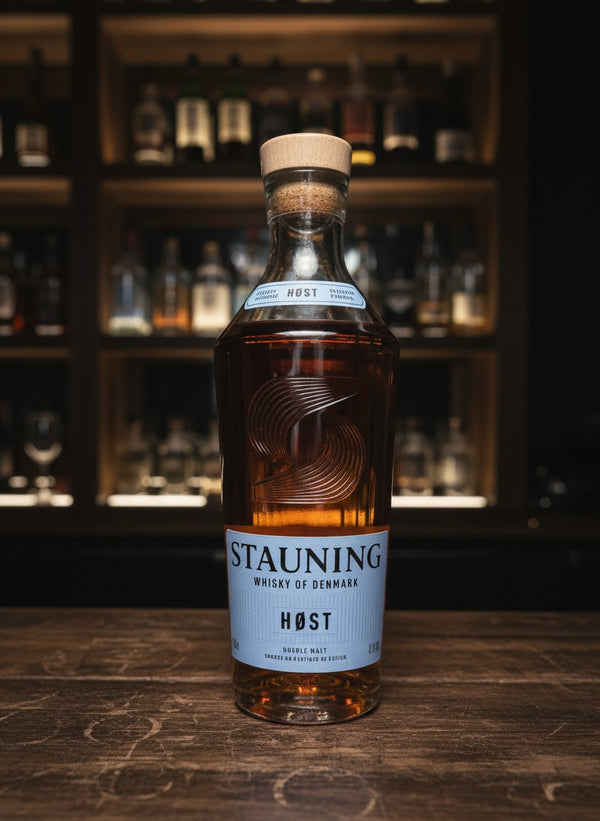 Whiskyquartier Stauning HØST 20th Anniversary Edition Blended Malt Whisky in 0.7L Flasche mit nordischem Design.