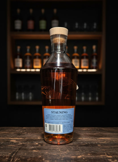 Whiskyquartier Stauning HØST 20th Anniversary Edition 0.7L Flasche mit bernsteinfarbener Flüssigkeit und nordischem Design.