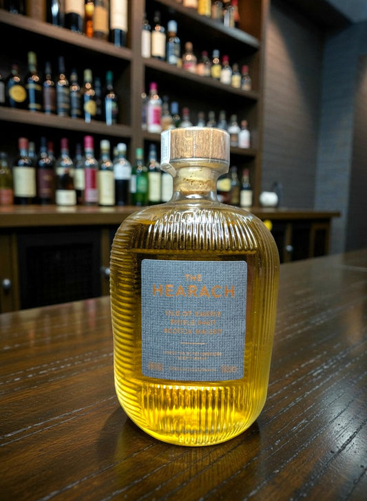 Whiskyquartier The Hearach Isle of Harris Single Malt 0.7L in gerippter Glasflasche mit grauem Etikett, gereift in Eichen- und Sherryfässern.