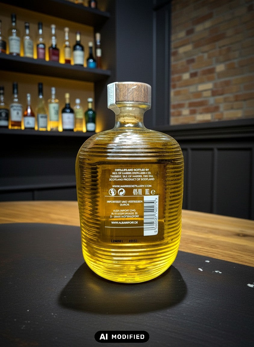 Whiskyquartier The Hearach Single Malt 0,7L Flasche mit holzfarbenem Verschluss und geripptem Glas.