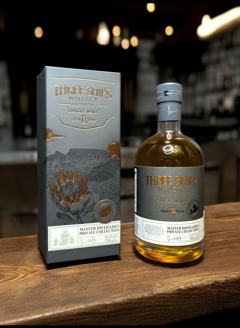 Three Ships 12 YO Master Distiller's Collection Single Malt Whisky in bernsteinfarbener Flüssigkeit mit kupfernen Reflexen, 0,7L Flasche und passender Geschenkbox.